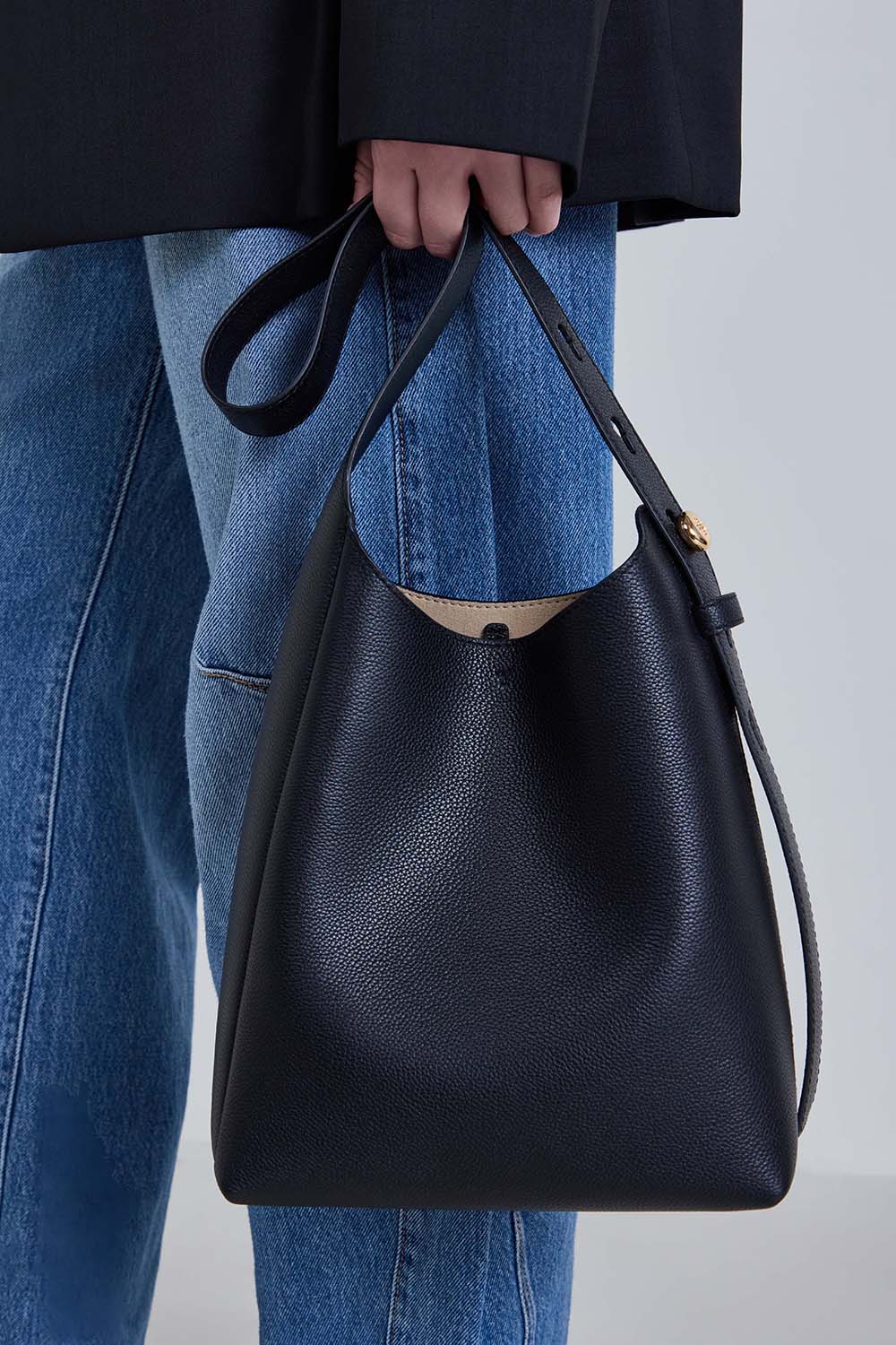 תמונת כל הלוק של תיק נשיאה קטן